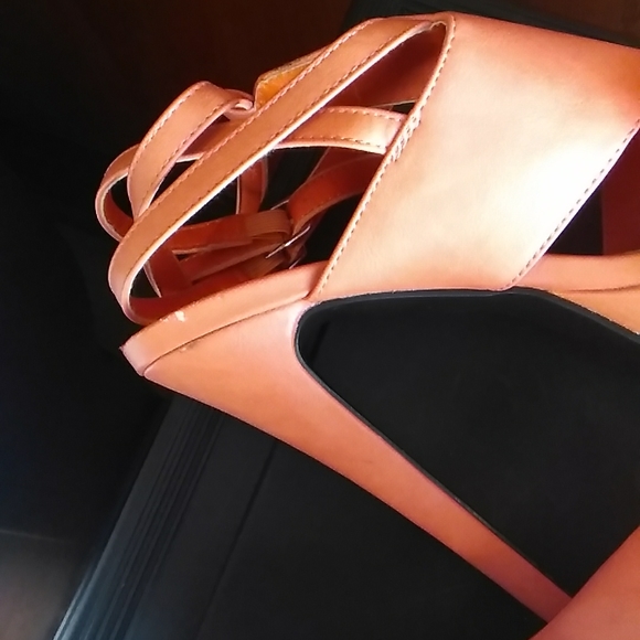 Women Shoes - Picture 7 of 9